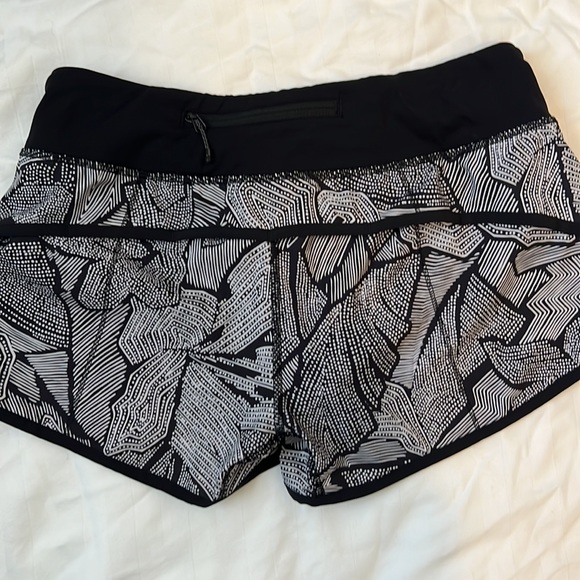 Lululemon Low Rise Patterned Shorts - Picture 2 of 4